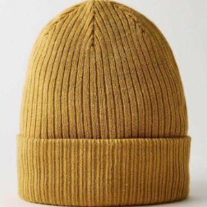 Aritzia Main Character/Sunday Best Snowflake Beanie in Cairo Gold